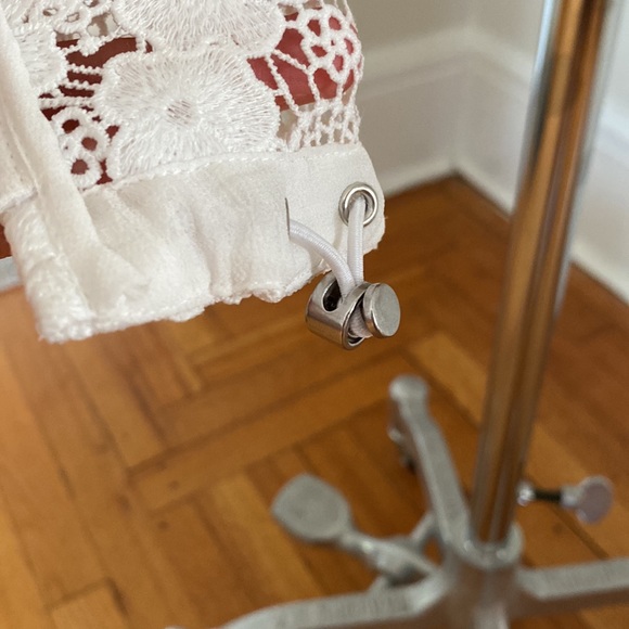 Luxurious Lace vest/tunic. Zip up with hood - Picture 8 of 8